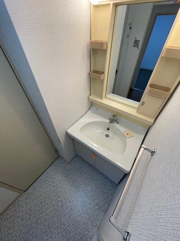 洗面設備　明るい洗面所です