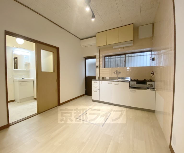 居室・リビング　落ち着いた雰囲気のお部屋です