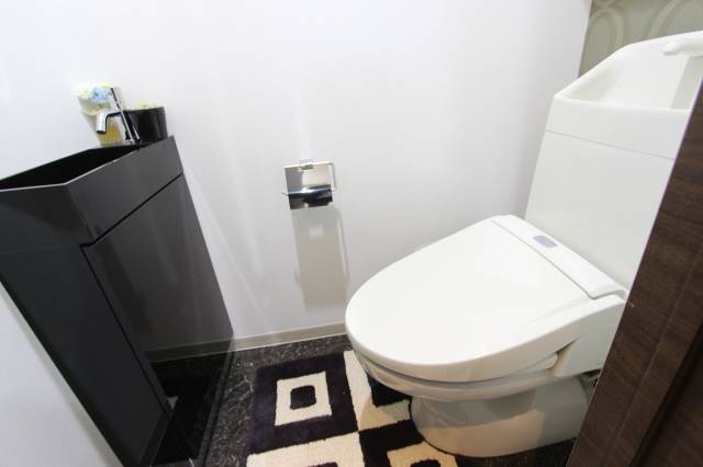 トイレ　トイレにも手洗い場ついています
