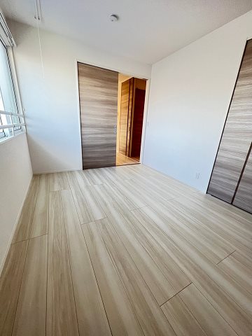 その他部屋・スペース　落ち着いた色調の寝室です