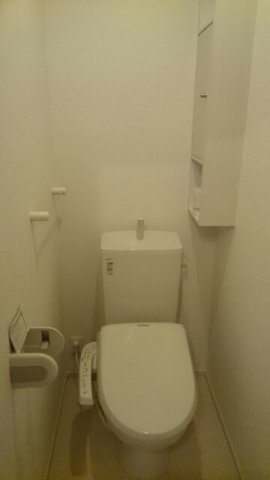 トイレ　落ち着いた色調のトイレです