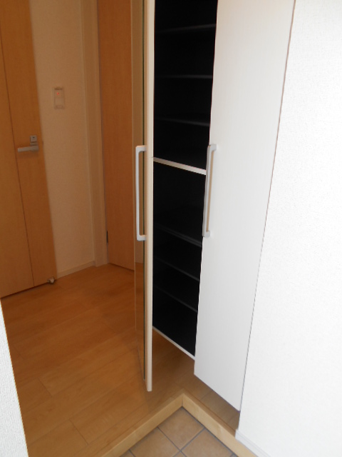 玄関　天井高シューズクローゼット完備