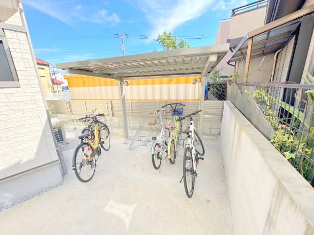 駐車場　敷地内には入居者専用の駐輪スペースもあります。