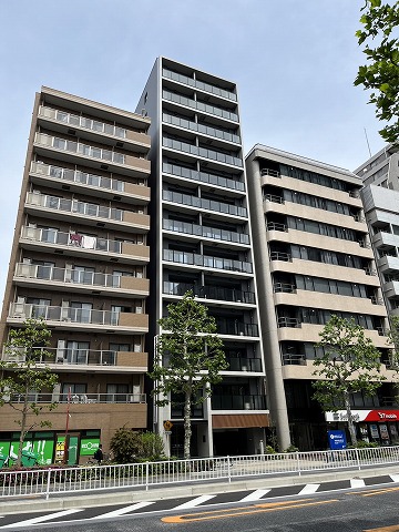建物外観　青い縦長のマンションです！
