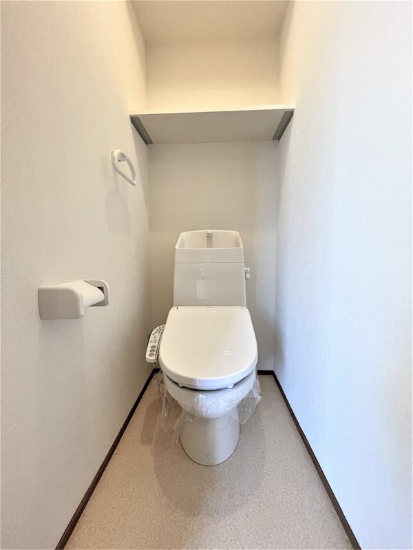 トイレ　温水洗浄便座付きのトイレです。