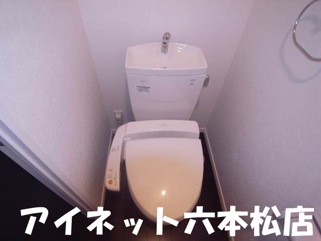 トイレ　うれしい温水洗浄便座機能付き