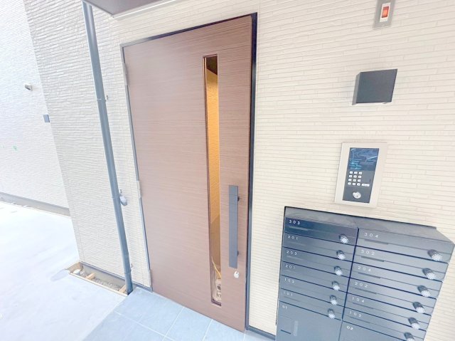 エントランス　オシャレなエントランスは安心のオートロック付きです。