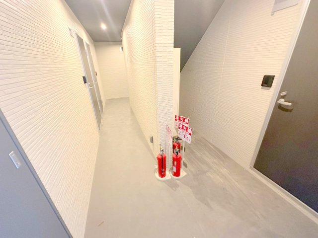 ロビー　奥行きのあるロビーは綺麗に片づけられています。