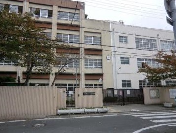 小学校　尼崎市立七松小学校（小学校）まで560m