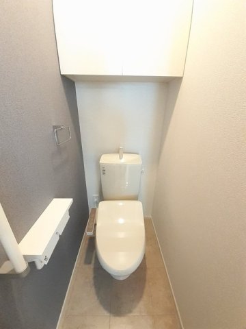 トイレ　落ち着いた色調のトイレです