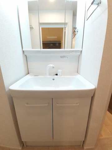 洗面設備　スペースが確保できる洗面所です