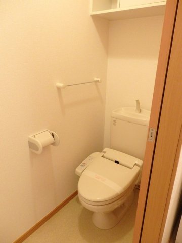 トイレ　落ち着いた色調のトイレです