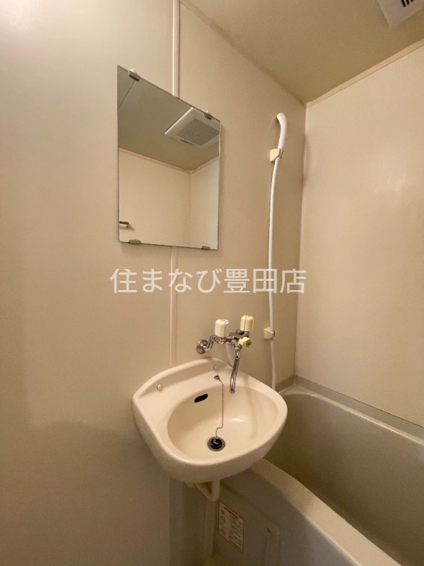 洗面設備　別室同型写真