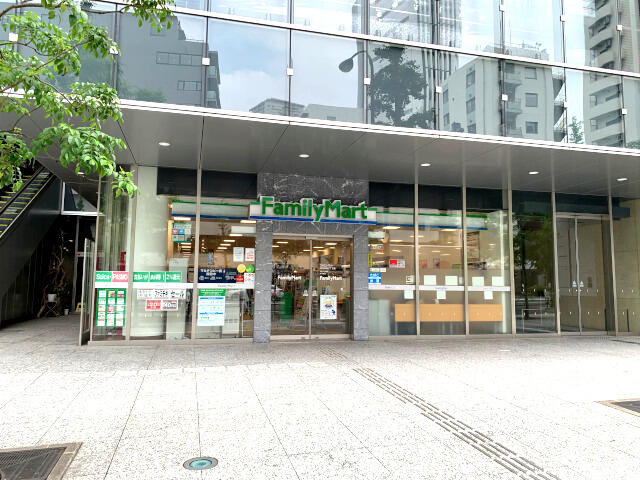 コンビニ　ファミリーマート恵比寿南三丁目店（コンビニ）まで84m