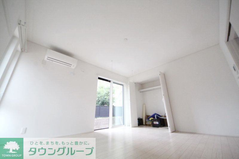 居室・リビング　別部屋の写真になります。