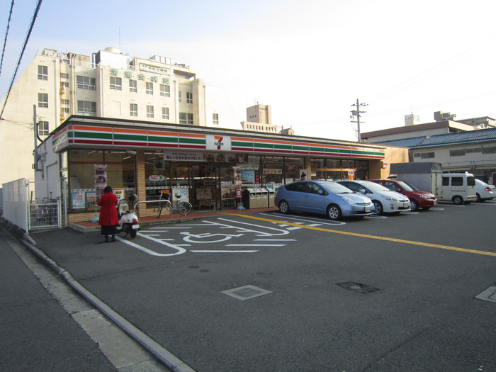 コンビニ　セブンイレブン（コンビニ）まで590m