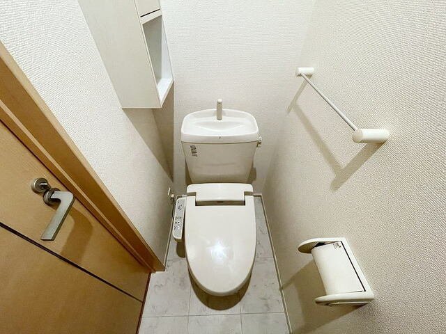 トイレ　落ち着いた色調のトイレです