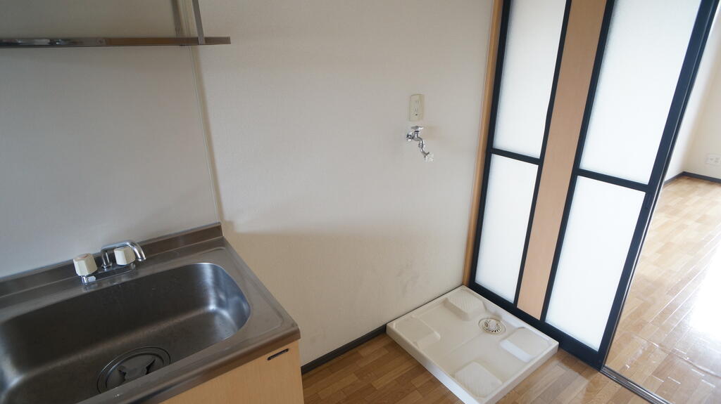その他設備　キッチン横、室内洗濯機置き場（同アパートの別部屋写真を掲載し