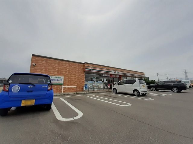 コンビニ　セブンイレブン燕桜町店（コンビニ）まで700m