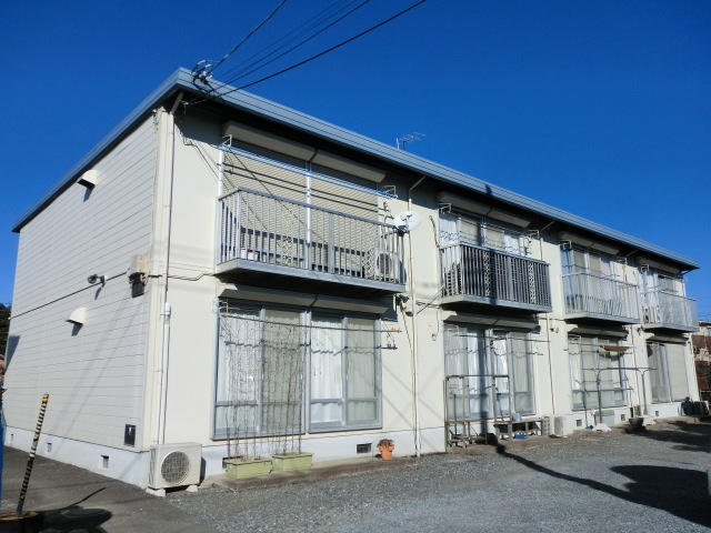 建物外観　南向きのバルコニー前が駐車場のため日当り良好！