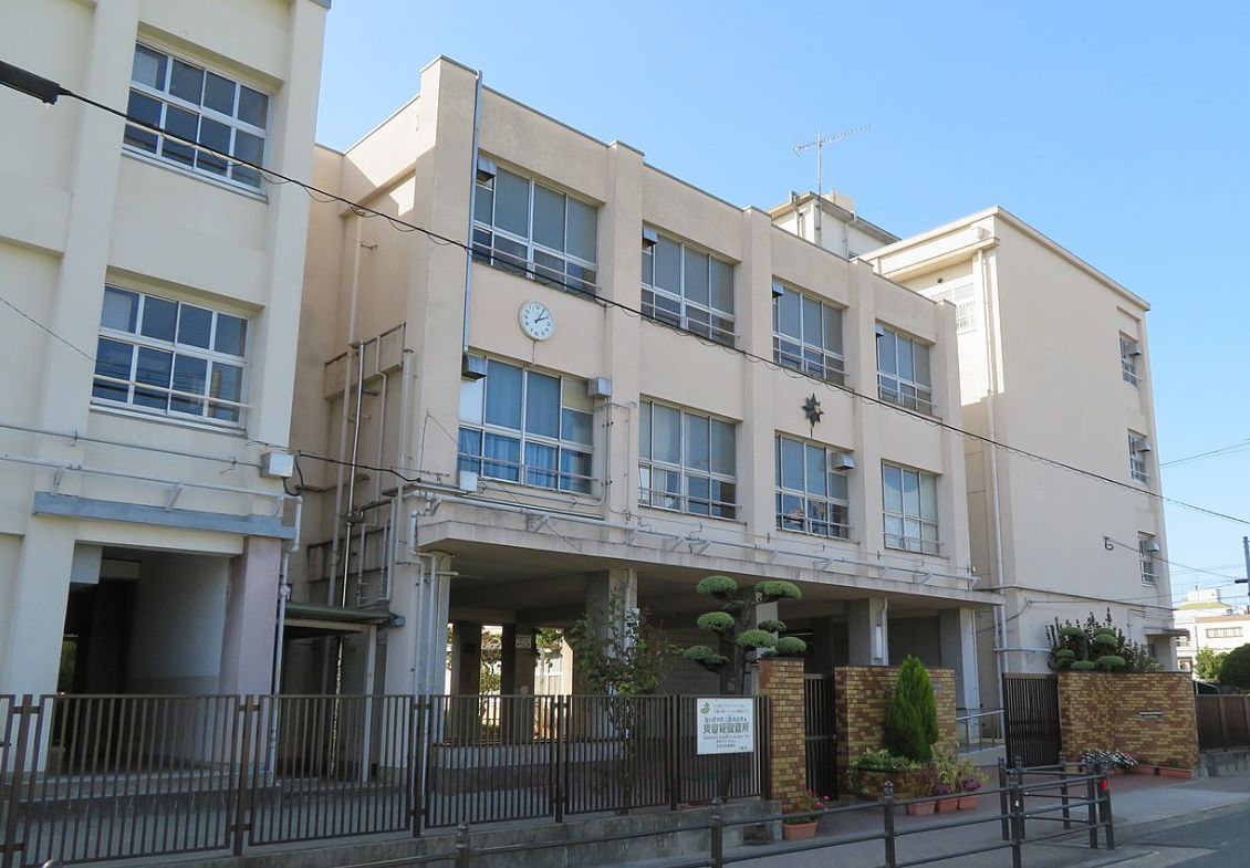 中学校　新生野中学校（中学校）まで694m