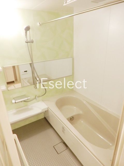 バス・シャワールーム　広々とした浴室乾燥機能付きのお風呂です。