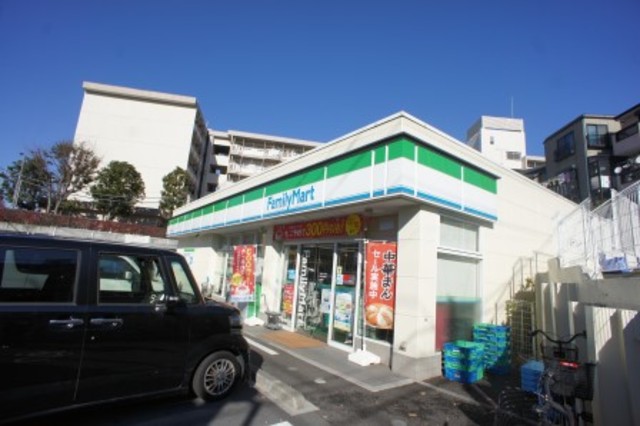コンビニ　ファミリーマート津田山駅北店（コンビニ）まで562m