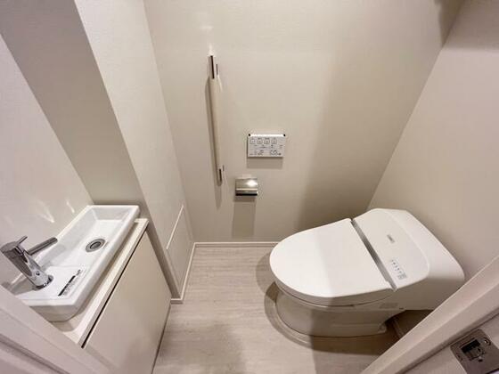 トイレ　参考画像：同建物の別のお部屋の写真です