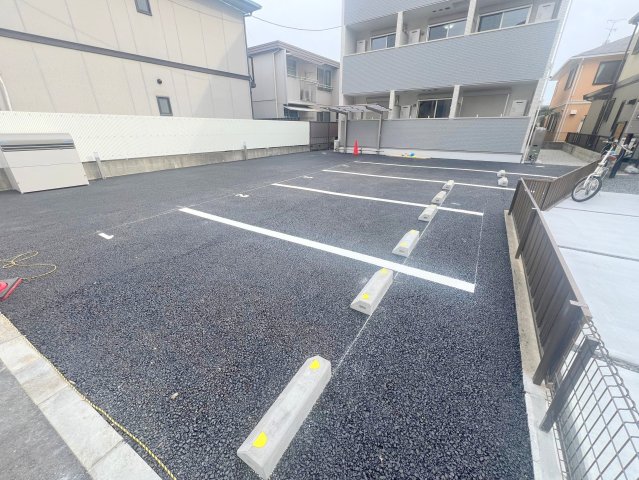 駐車場　駐車のしやすい広めの駐車場です。