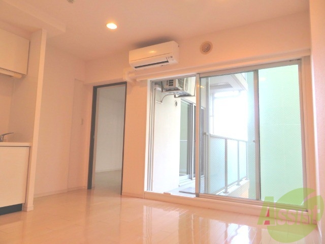 居室・リビング　白っぽい床でオシャレなお部屋ですね