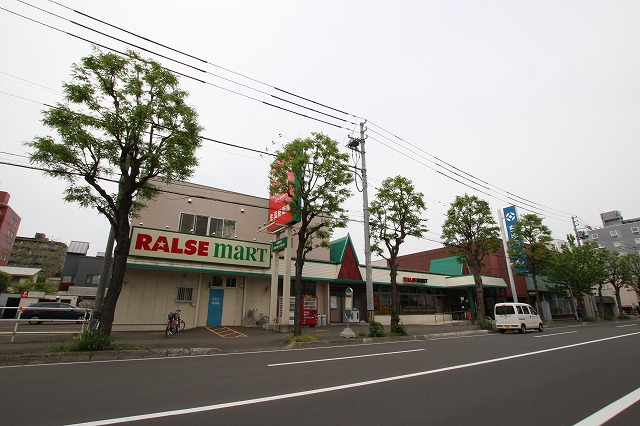 スーパー　ラルズマート16条店（スーパー）まで482m