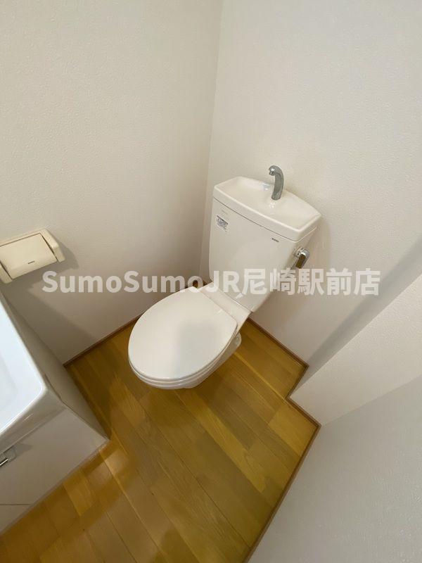 トイレ　落ち着いた色調のトイレです