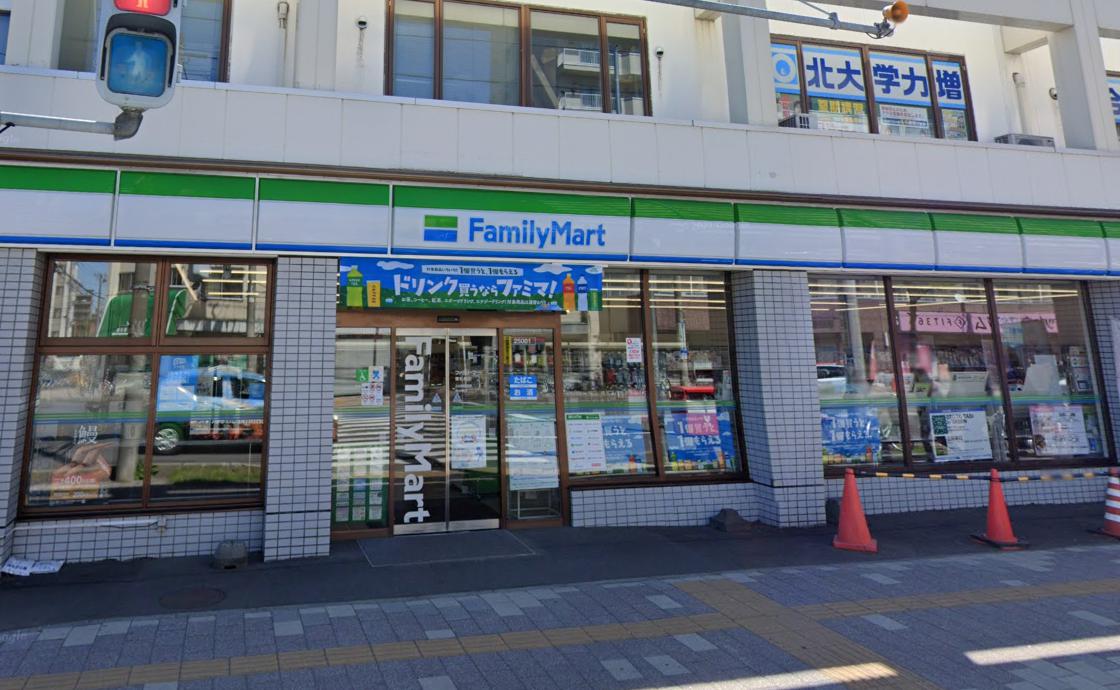 コンビニ　ファミリーマート 東札幌店（コンビニ）まで525m