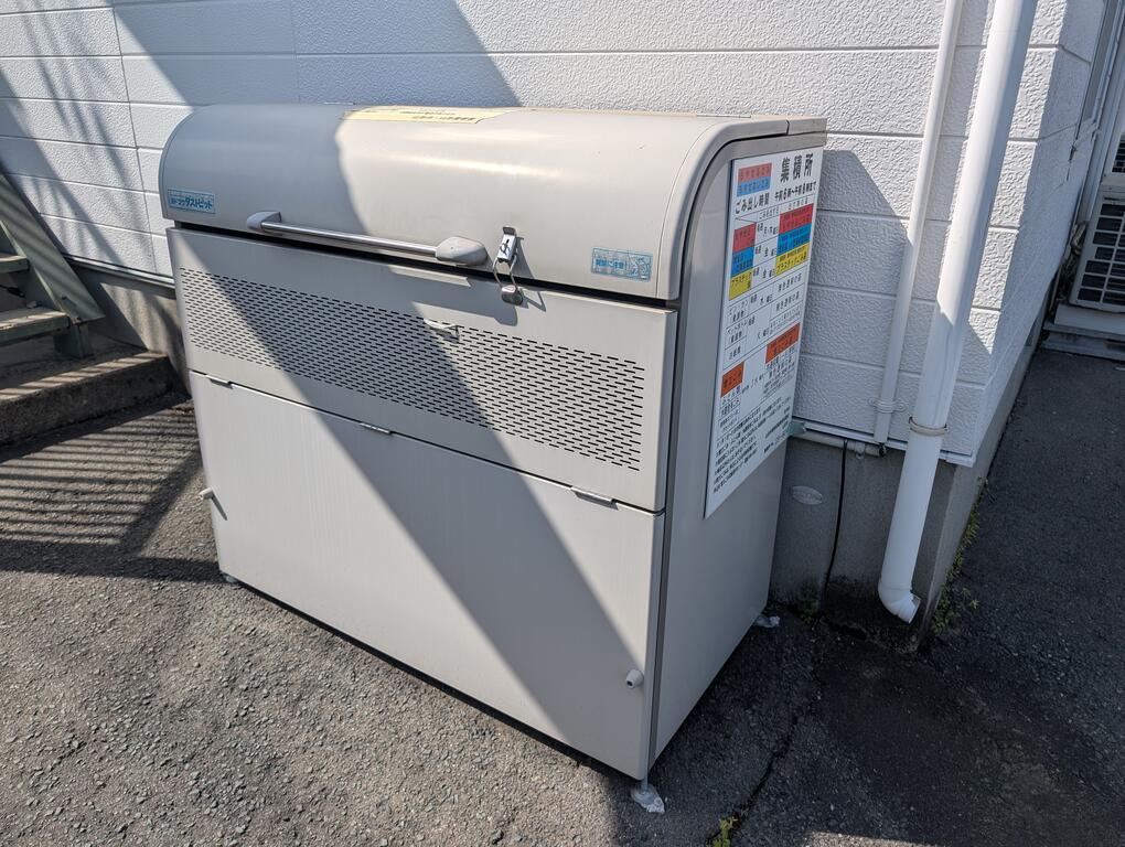 駐車場　敷地内ゴミ置き場