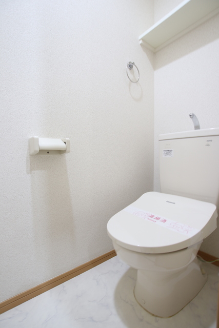 トイレ　温水洗浄便座　収納棚板もあります