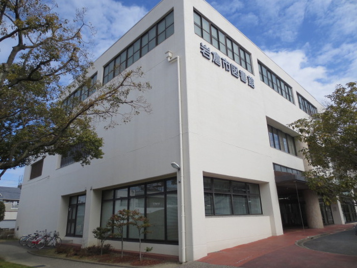 図書館　岩倉市図書館（図書館）まで300m