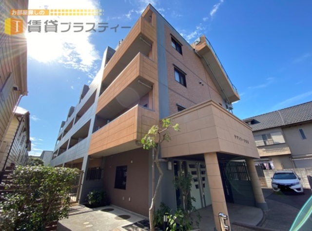 建物外観　静かな住宅街に堂々と建つ設備充実のマンションです。