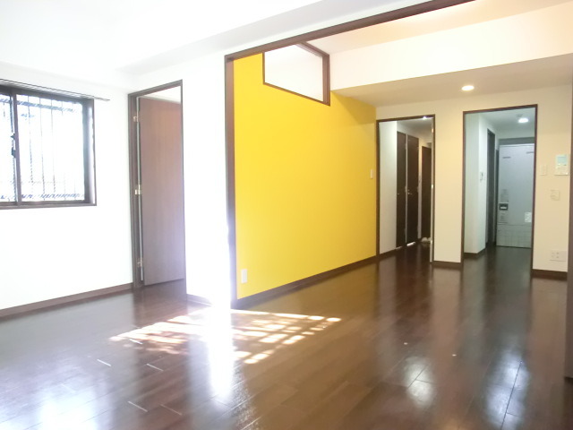 居室・リビング　イエローアクセント。。　単調な家具でもオシャレなお部屋になり