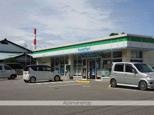 コンビニ　ファミリーマート（コンビニ）まで368m