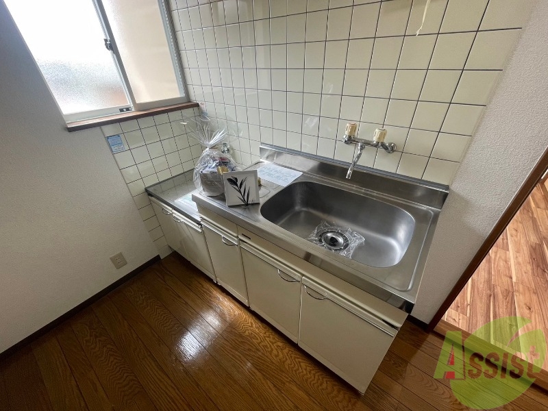 キッチン　こちらはキッチンになります。調理スペースはこんな感じです。