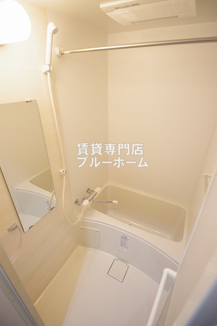 バス・シャワールーム　浴室乾燥機付きのお風呂！
