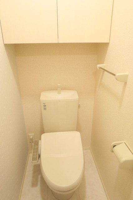 トイレ　■棚つきで便利　※別室参考写真