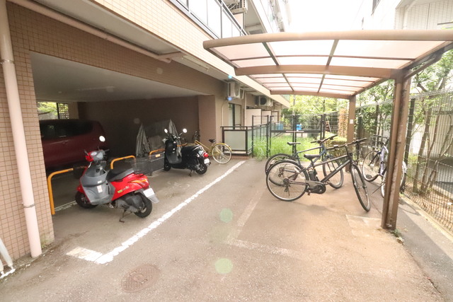 駐車場　バイクも置ける駐輪場です！