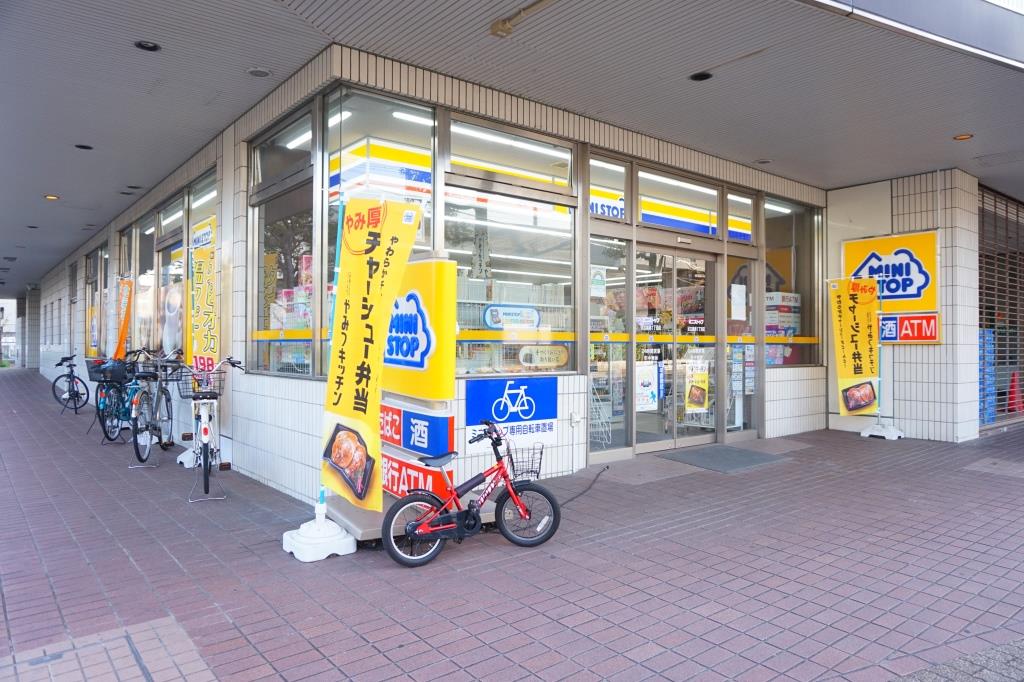 コンビニ　ミニストップ 足立綾瀬1丁目店（コンビニ）まで1213m