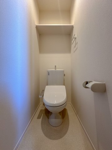 トイレ　反転タイプのお部屋の写真です