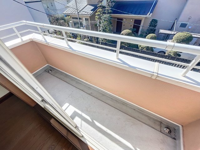 バルコニー　同物件、別のお部屋の写真です