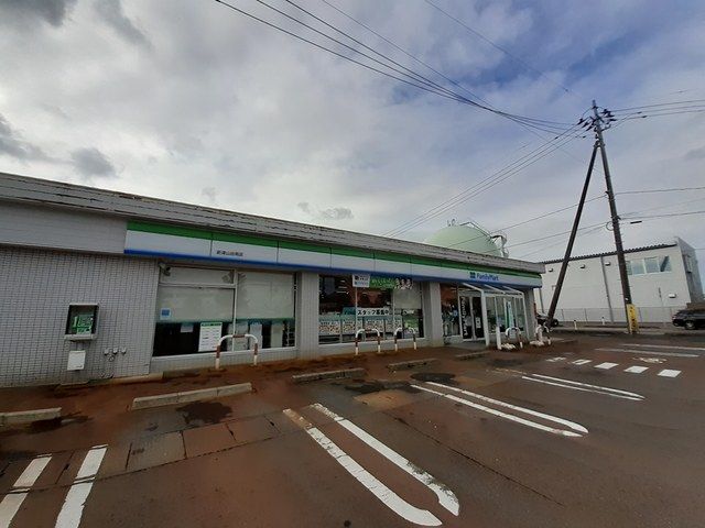 コンビニ　ファミリーマート新津山谷南店（コンビニ）まで350m