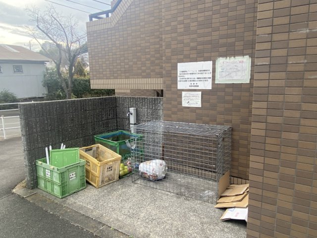 建物外観　ゴミ置き場