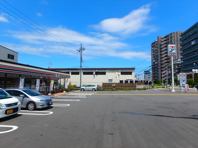 コンビニ　セブンイレブン（コンビニ）まで815m