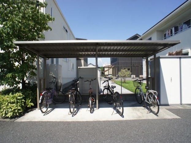 その他共有部分　屋根付きの駐輪場と、各お部屋に外物置が付いています♪